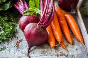 Keeping makea punajuuret ja porkkanat puutarhassa: tehokkaita tekniikoita