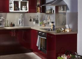 Rohkea ja silti muodikas punainen omassa keittiössä. 6 modernia ajattelua
