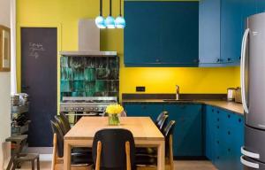 Näyttävä väri tandem omassa keittiössä. 6 tyylikäs väriyhdistelmiä