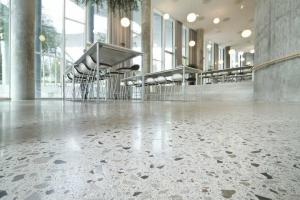 Kiillotettu betoni: miten tehdä edullinen ja alkuperäinen lattia