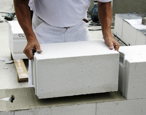Paksu sauma vähentää lämpö- vastus seinän betonikivien on 25%, mikä johtaa kustannusten nousuun lämmitykseen.