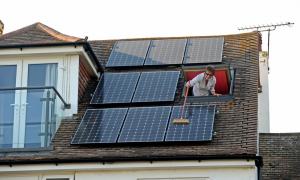 Aurinkopaneelien ekologisen kodeissa tulevaisuudessa tullut välttämättömyys, ei luksusta