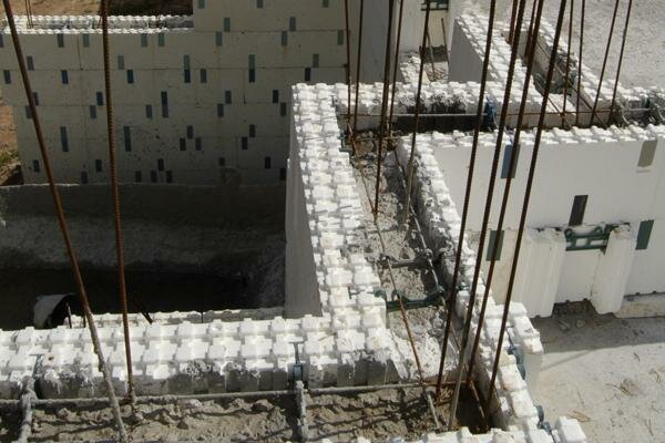 Prosessi täyttämällä onteloiden betonilla