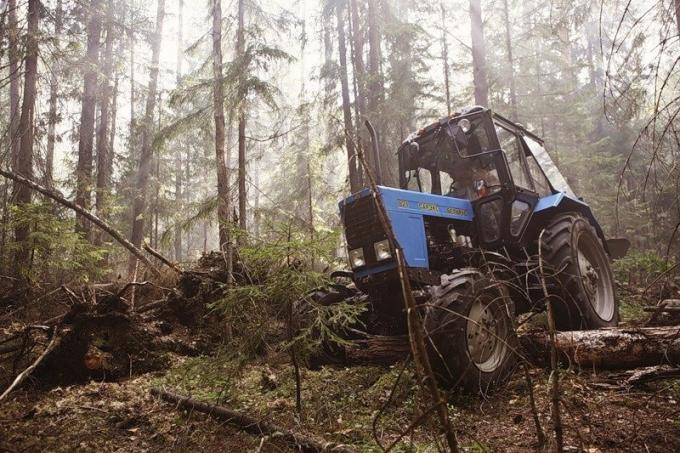 Valko-Venäjä traktori metsässä