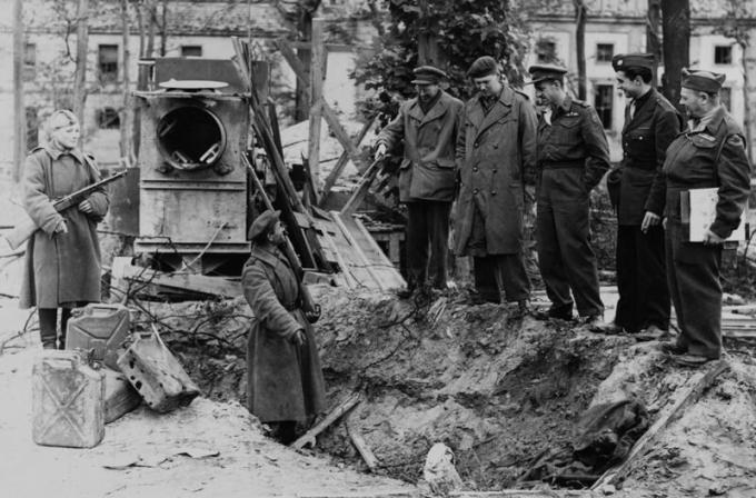 Kuoppaan, jossa hänet haudattiin Fuhrer ja tölkit pois bensiiniä. Toukokuu 1945