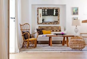 Mitä voi korvata vanhat, hyvin kuluneet matto sohvan taakse. 5 vaihtoehtoisia ratkaisuja