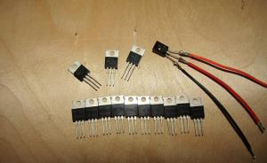 Laitteen toimintaperiaate ja ero N-P-N ja P-N-P-transistorit