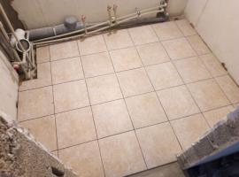 Korjaus kylpyhuone: valikoima lattia- ja seiniin. Kohdatessaan huolimattomuudesta työntekijän