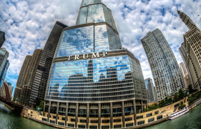 Se on rakennus, jossa Trump huoneisto sijaitsee 3 kerroksessa kattohuoneistossa ylemmissä kerroksissa. (Image Source - Yandex-kuvia)