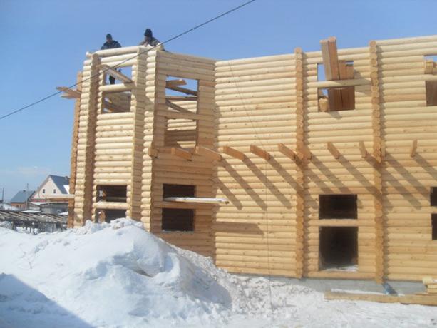 Talon rakentaminen puusta talvella.