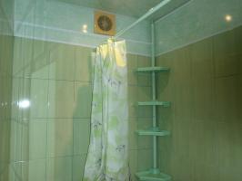 Vihreä kylpyhuone hruschevke