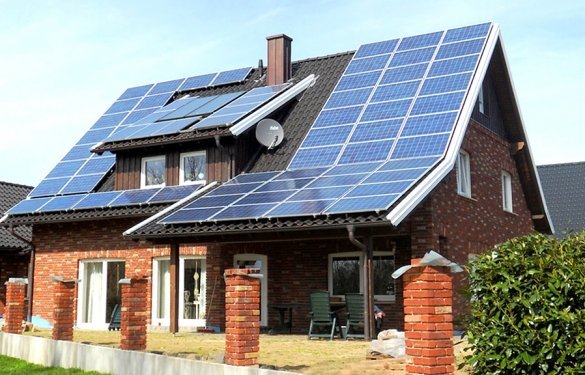 Asentaminen aurinkopaneelit tai aurinkokeräin periaatteella "jos vain ripustaa" voi johtaa siihen, että ne näyttävät talon ulkopuolinen tekijä, vastoin kaikkia rakennuksen estetiikkaa.