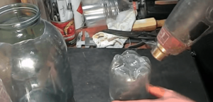 Lujitemuovi pullon sulkemiseksi muovipullojen