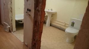 Huoneisto uudisrakentamisessa antautui kanssa yhdistetty kylpyhuone ja wc, jotka on syytä korjata